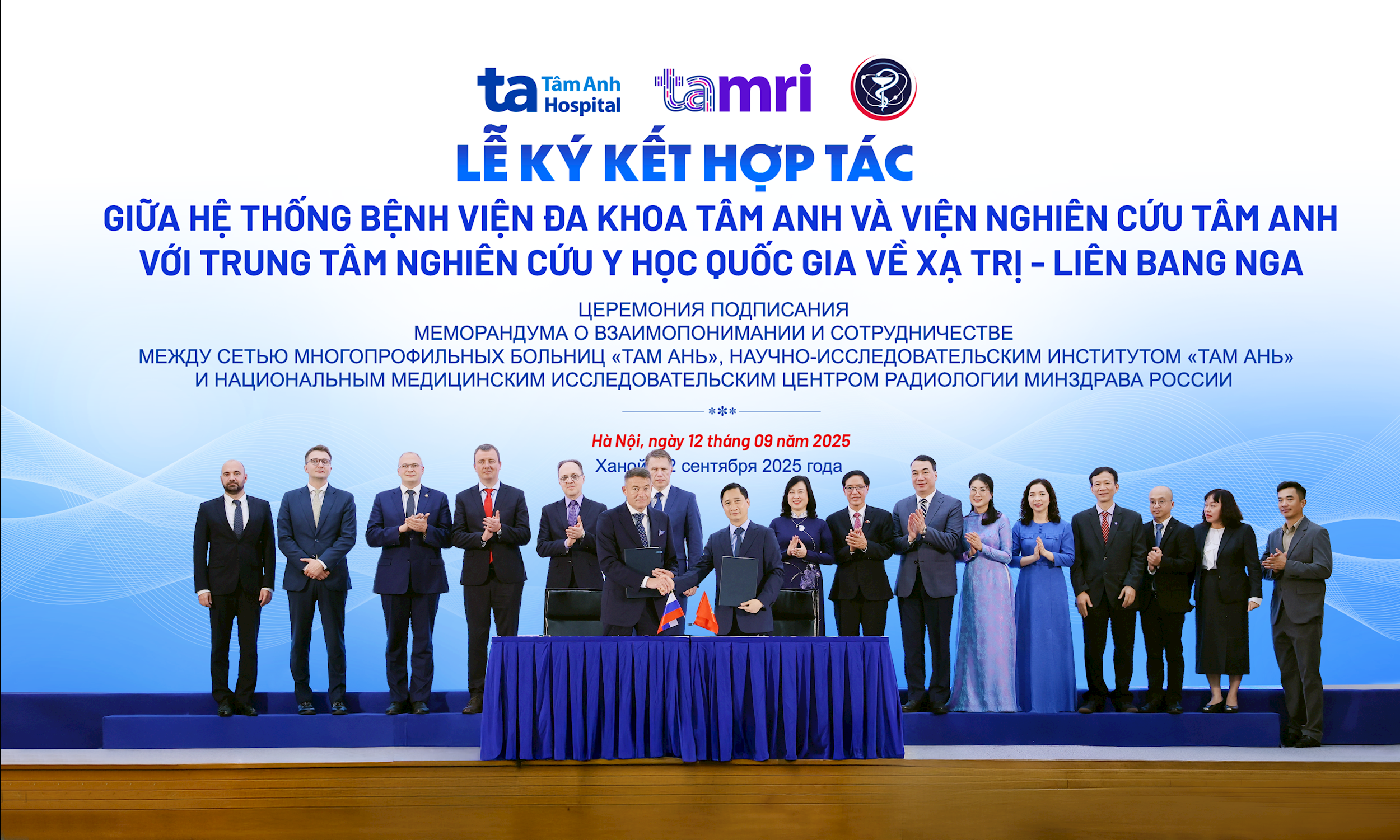 Bộ trưởng Y tế Liên bang Nga Murashko Mikhail Albertovich, Bộ trưởng Y tế Đào Hồng Lan, đại diện Đại sứ quán và lãnh đạo các đơn vị y tế hai nước cùng chứng kiến khoảnh khắc ký kết hợp tác(2) (1)