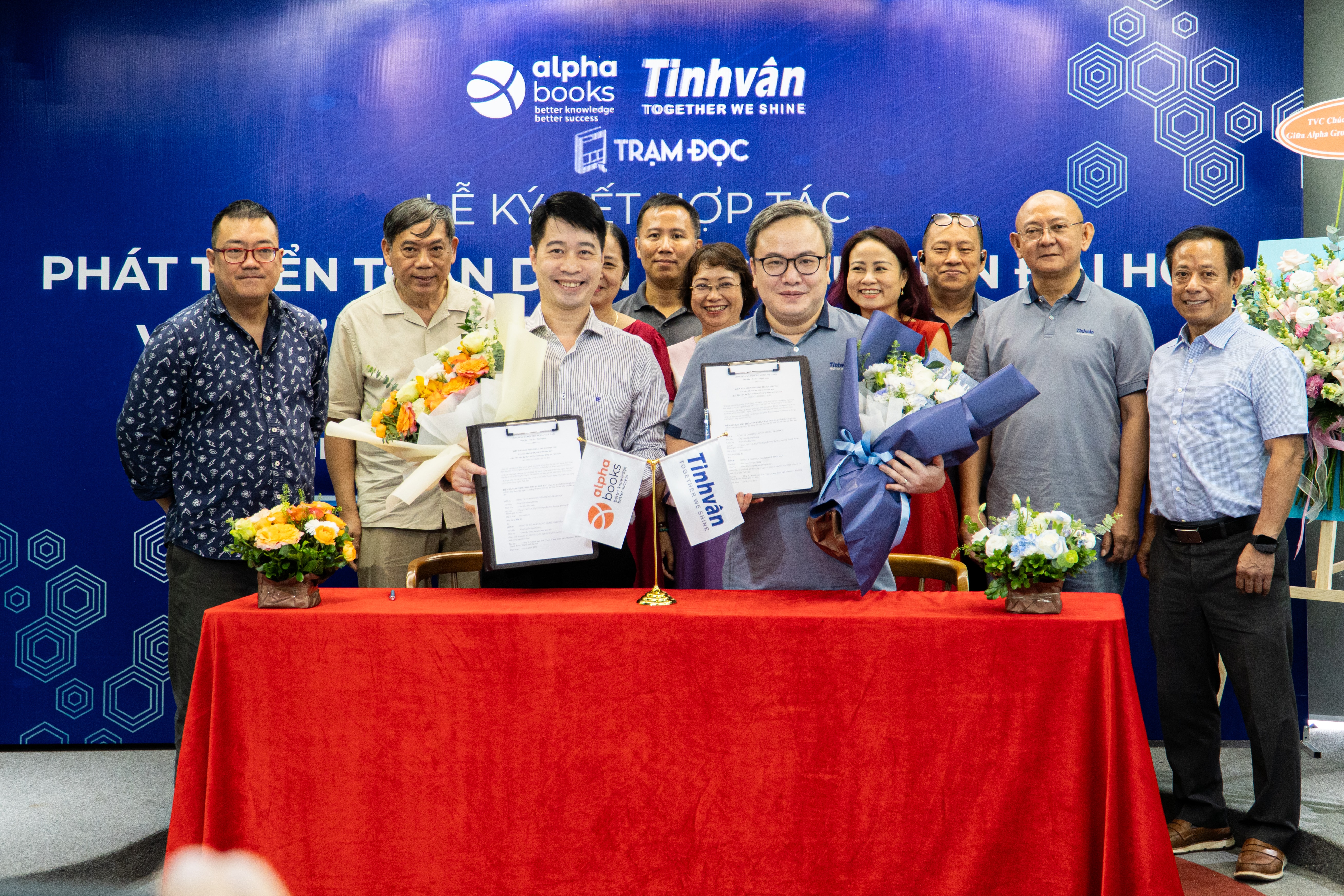 Ky ket hop tac Alphabooks - Tinh Van Group 10