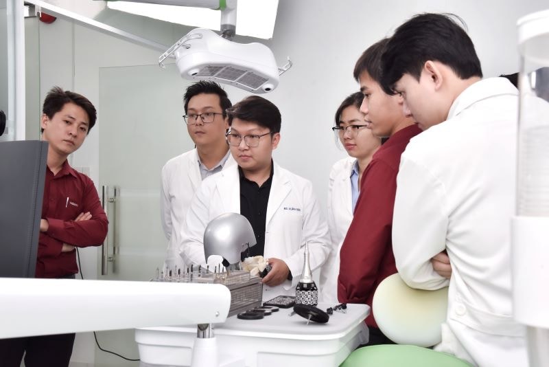 Các bác sĩ Nha khoa Đại Nam cùng nhau trao đổi thảo luận chuyên môn