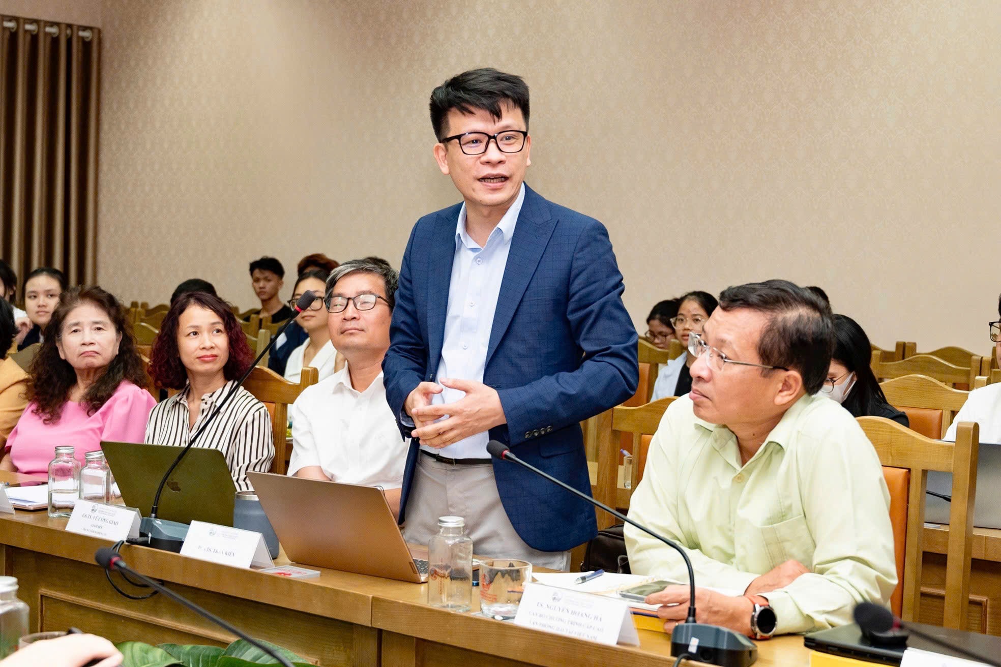 Trần Kiên _ Điểm sách