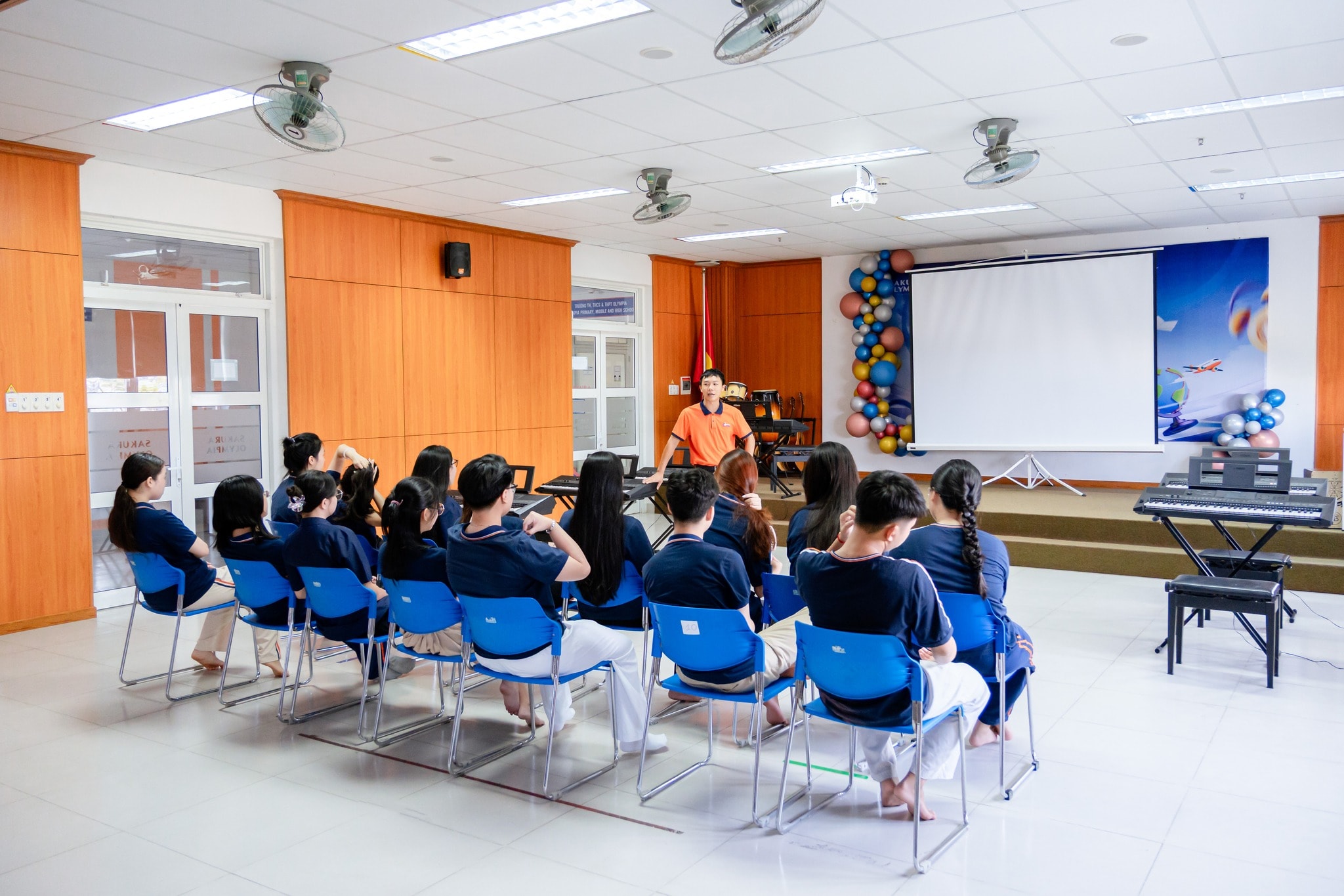 Các nghệ nhân, nghệ sĩ, huấn luyện viên, vận động viên có phẩm chất, kỹ năng tốt được ưu tiên mờiể giảng dạy học sinh. Ảnh minh họa