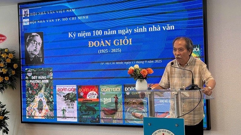 Chủ tịch Hội Nhà văn Việt Nam Nguyễn Quang Thiều phát biểu tại tọa đàm Ảnh Hội Nhà văn TP. Hồ Chí Minh