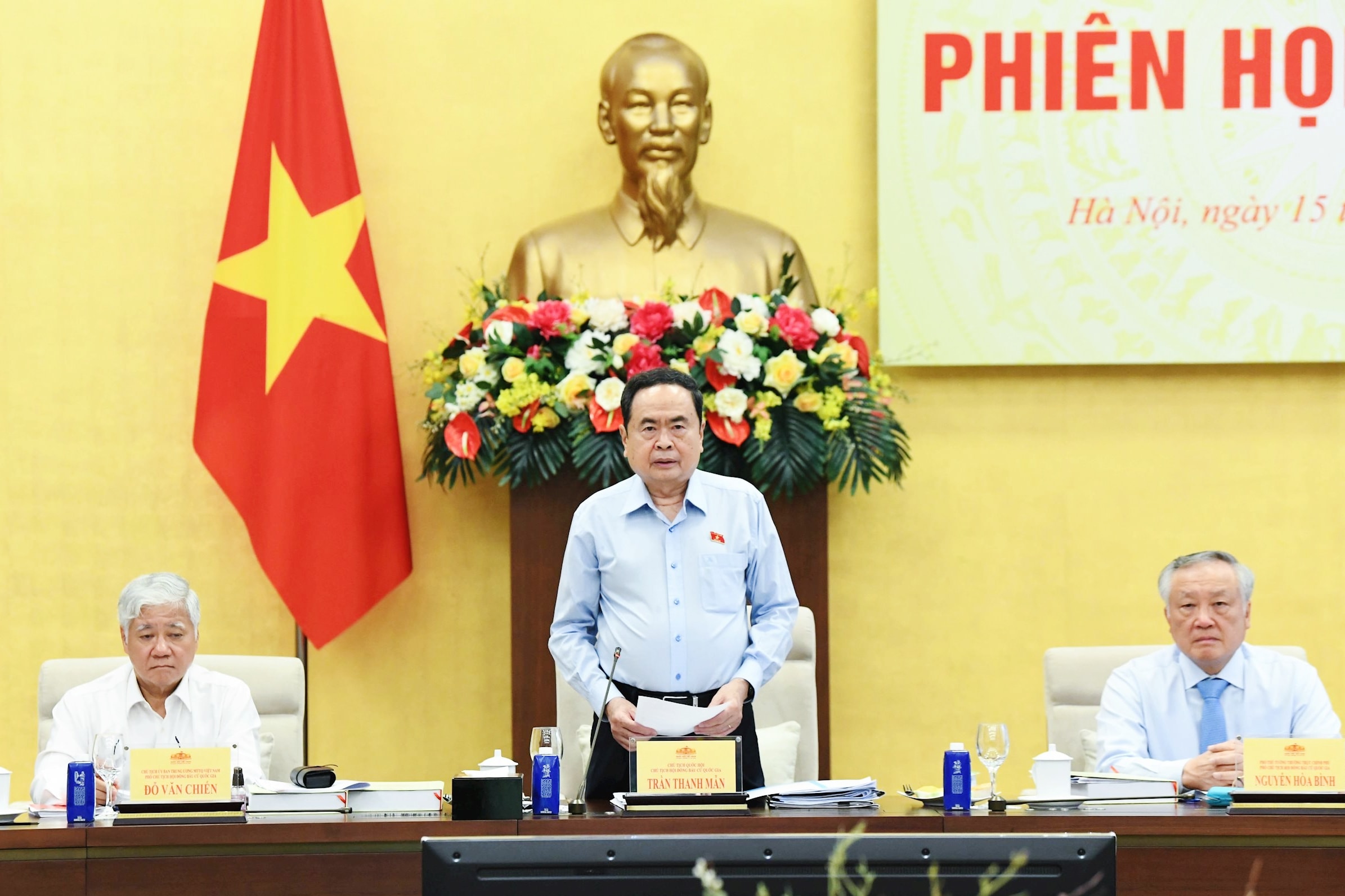 Chủ tịch Quốc hội Trần Thanh Mẫn - Chủ tịch Hội đồng Bầu cử quốc gia chủ trì phiên họp. Ảnh: Lâm Hiển