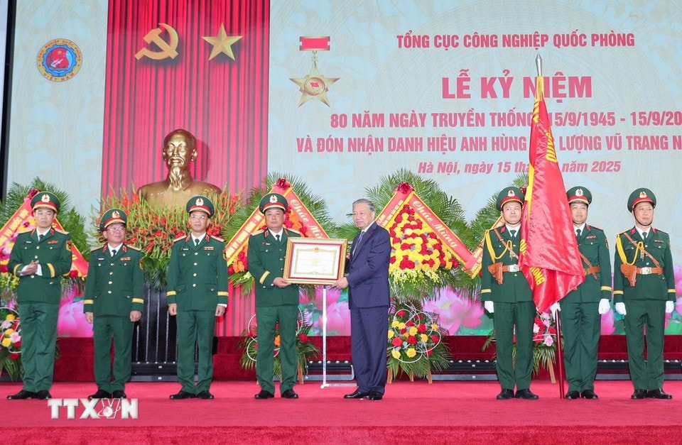 Tổng Bí thư Tô Lâm trao tặng Danh hiệu Anh hùng Lực lượng Vũ trang Nhân dân cho Tổng cục Công nghiệp Quốc phòng. (Ảnh: Trọng Đức/TTXVN)