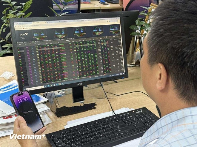 Vietnam will work to improve the transaction system to handle large transaction volumes. (Photo: VNA) chung-khoan-2608.jpg