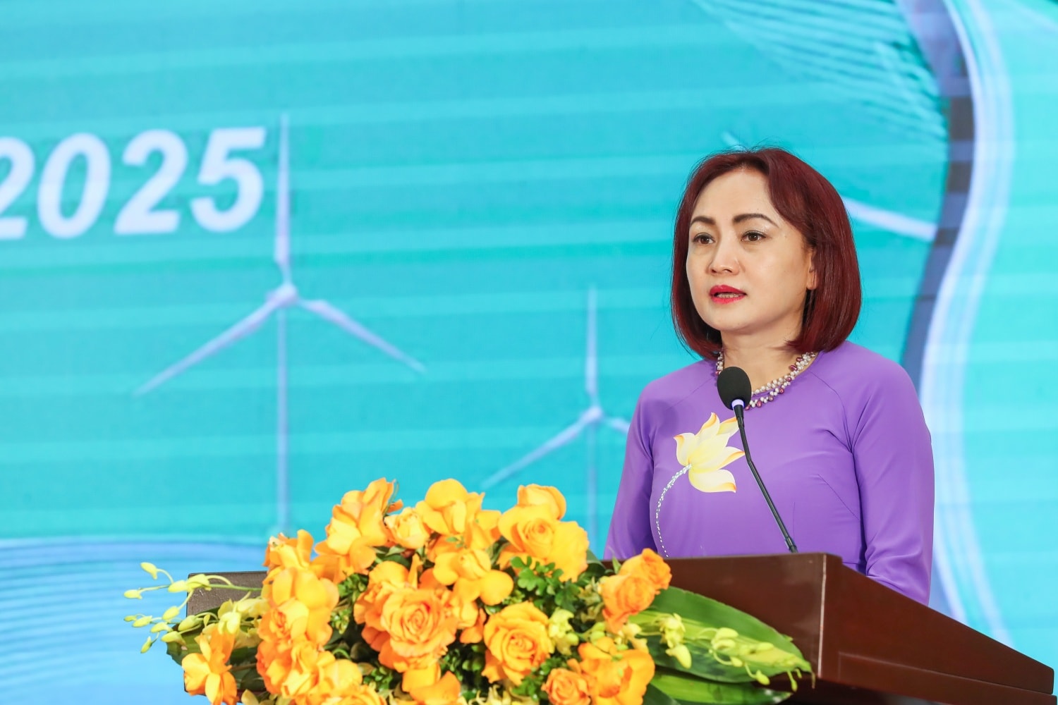 Chủ tịch Công đoàn Petrovietnam Nghiêm Thùy Lan bày tỏ lòng biết ơn sâu sắc tới các thế hệ cán bộ Công đoàn. Ảnh: Phong Sơn