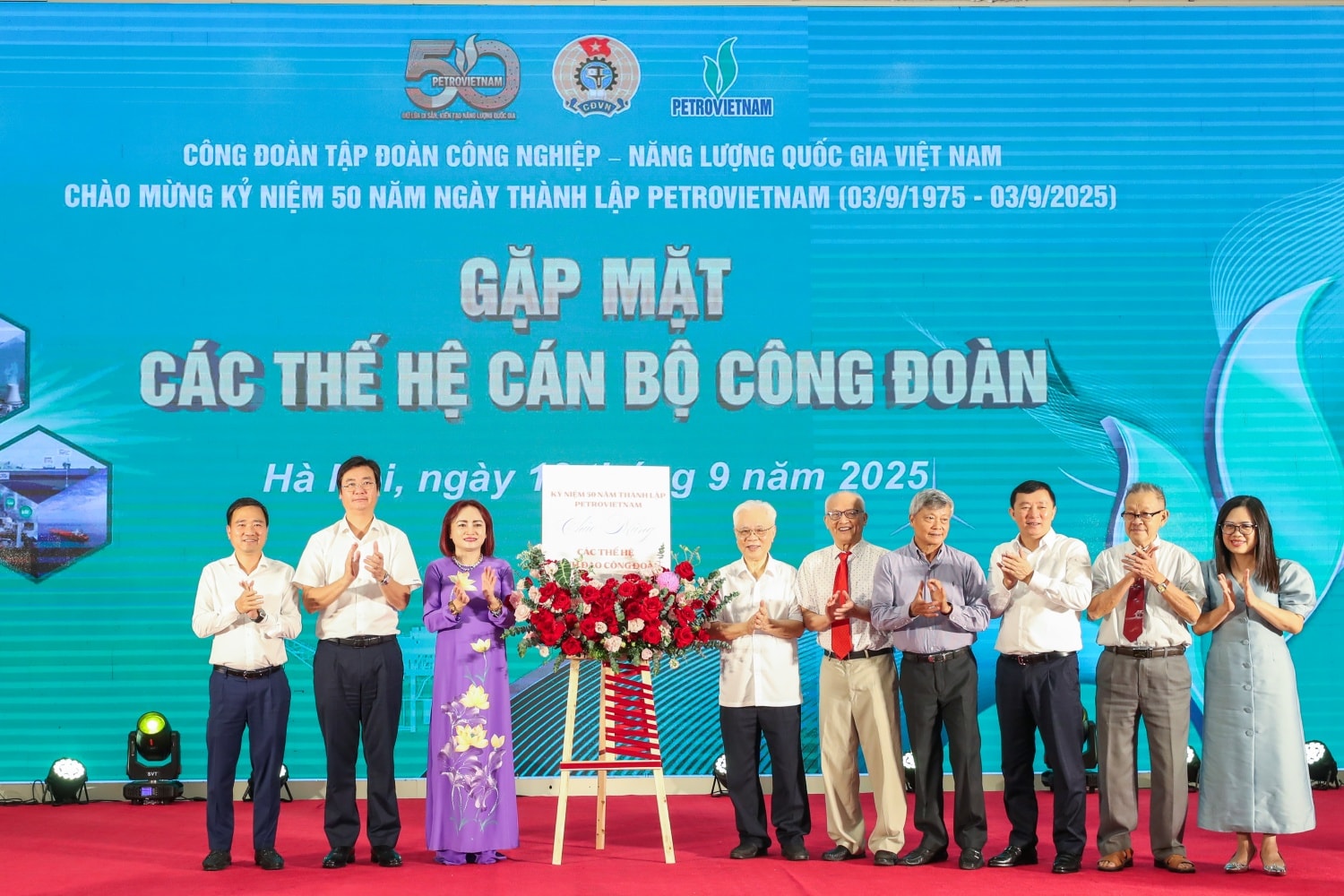 Lãnh đạo Công đoàn Petrovietnam tặng hoa tri ân các nguyên lãnh đạo Công đoàn Tập đoàn qua các thời kỳ. Ảnh: Phong Sơn