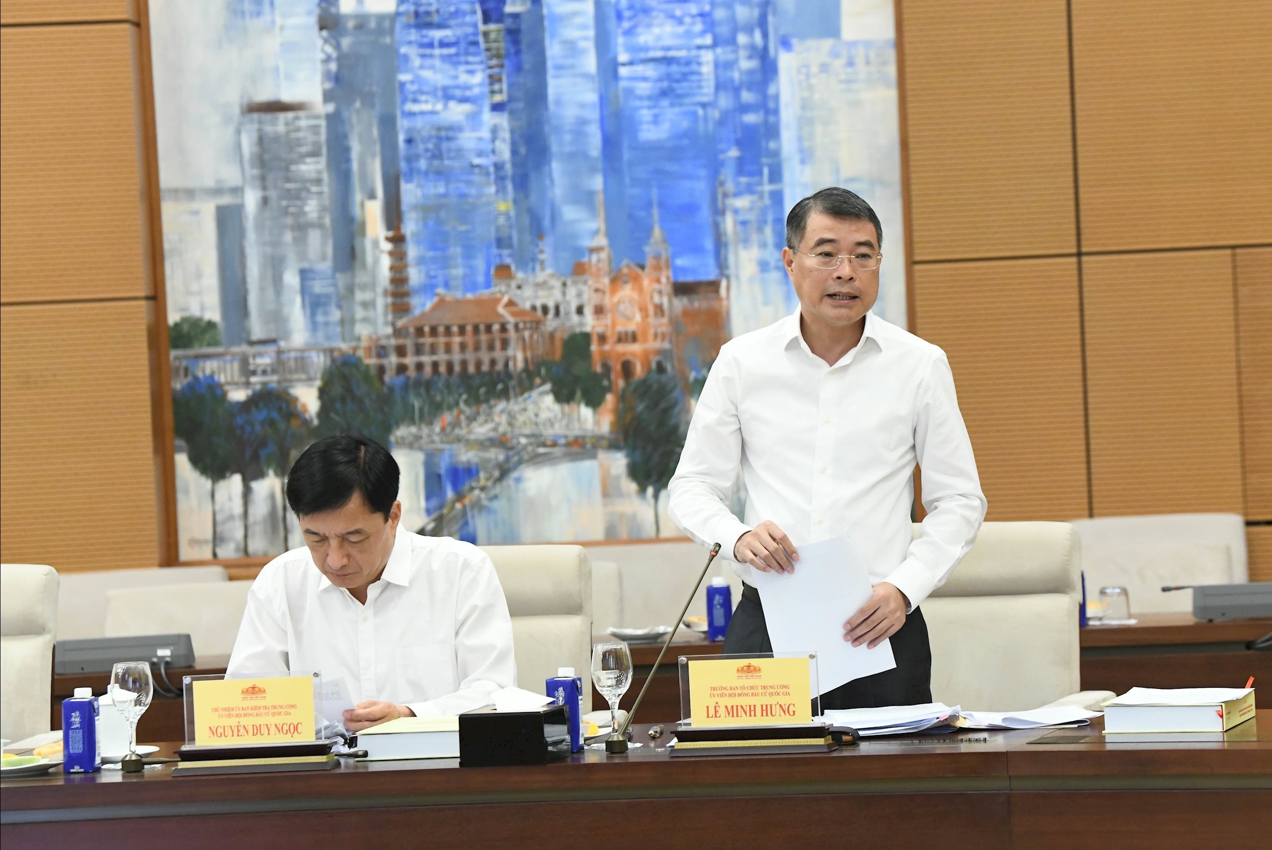Ủy viên Bộ Chính trị, Bí thư Trung ương Đảng, Trưởng Ban Tổ chức Trung ương Lê Minh Hưng, Ủy viên Hội đồng Bầu cử quốc gia phát biểu tại Phiên họp. Ảnh: Lâm Hiển