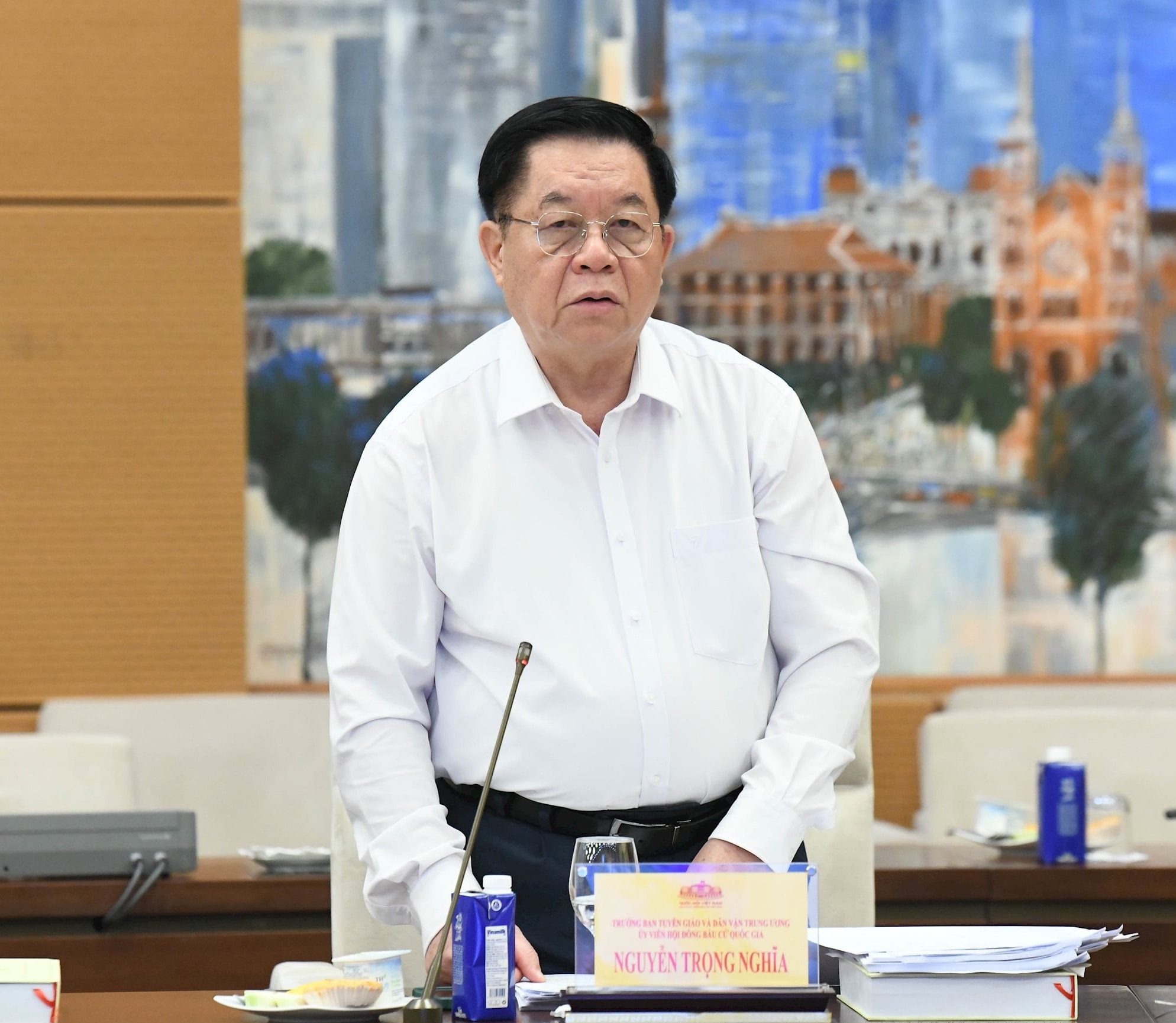 Ủy viên Bộ Chính trị, Bí thư Trung ương Đảng, Trưởng Ban Tuyên giáo và Dân vận Trung ương Nguyễn Trọng Nghĩa, Ủy viên Hội đồng Bầu cử quốc gia phát biểu tại Phiên họp. Ảnh: Lâm Hiển