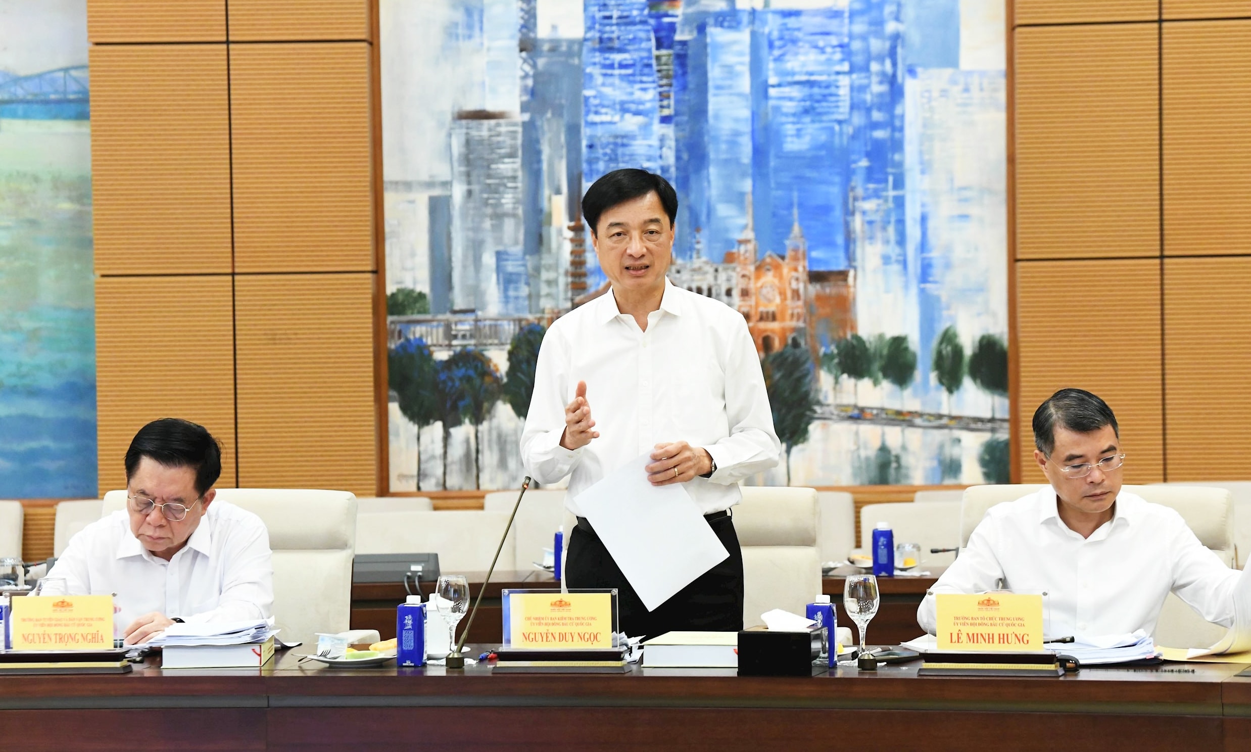 Ủy viên Bộ Chính trị, Bí thư Trung ương Đảng, Chủ nhiệm Ủy ban Kiểm tra Trung ương Nguyễn Duy Ngọc, Ủy viên Hội đồng Bầu cử quốc gia phát biểu tại Phiên họp. Ảnh: Lâm Hiển