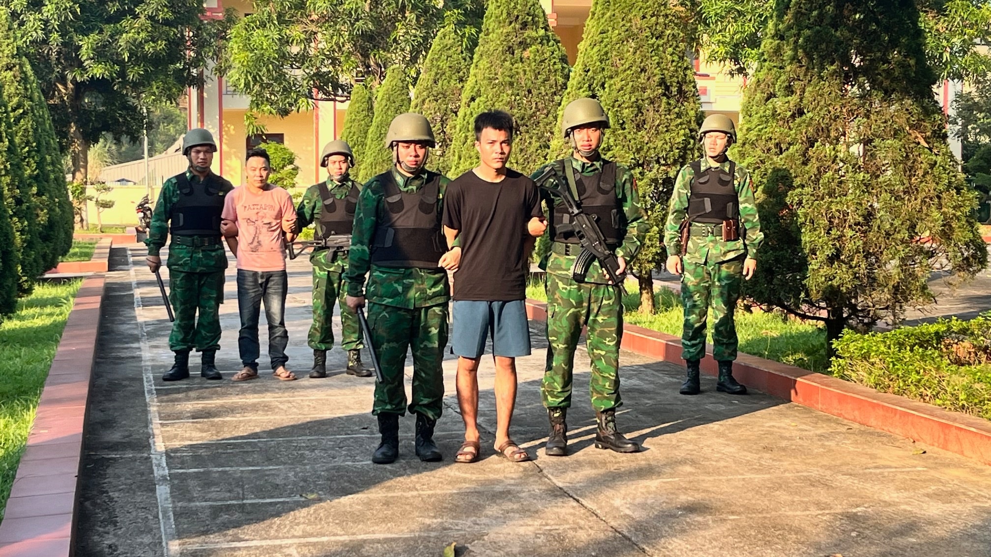 Cán bộ chiên sĩ Đồn BPCKQT Lào Cai áp giải các đối tượng phạm tội đua người xuất nhập cảnh trái phép qua biên giới