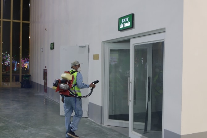 CDC Hà Nội tổ chức phun hóa chất diệt muỗi tại cộng đồng. Ảnh: Sở Y tế HN