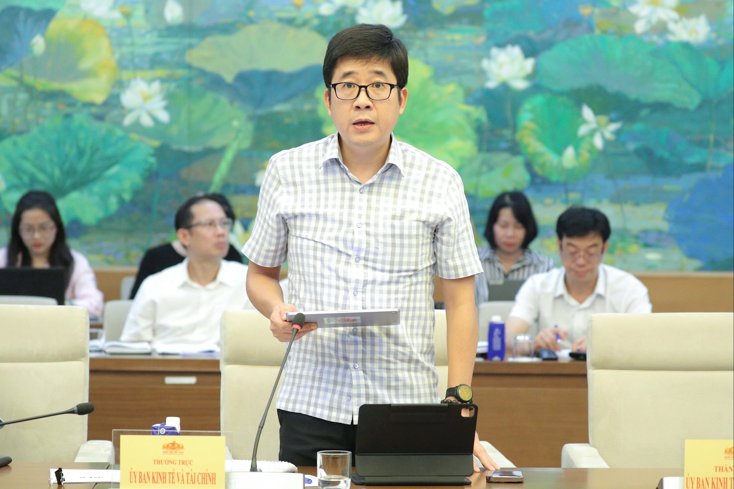 Ủy viên là DBQH hoạt động chuyên trách tại Ủy ban Kinh tế và Tài chính Nguyễn Thành Trung