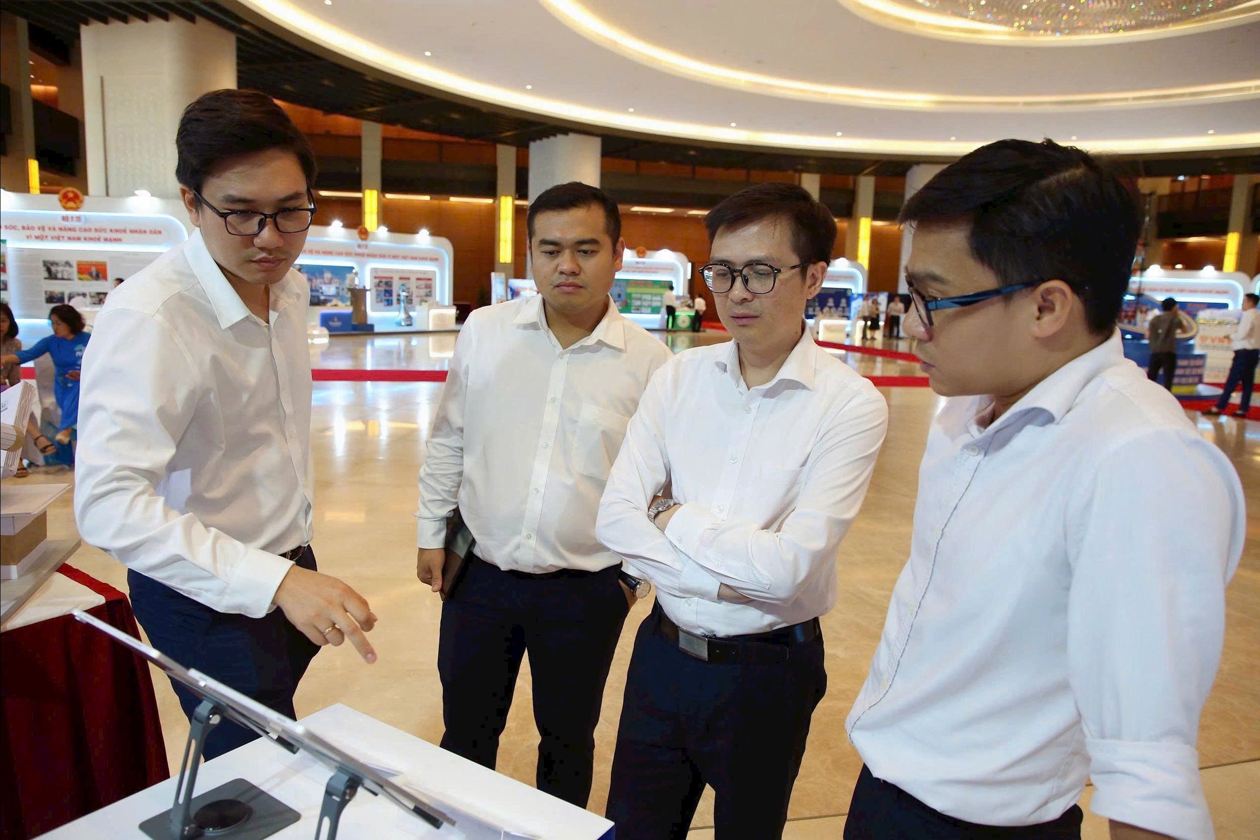 Gian trưng bày của Học viện Công nghệ Bưu chính Viễn thông gây ấn tượng với các sản phẩm trong hệ sinh thái trí tuệ nhân tạo (AI). Ảnh: Xuân Quý