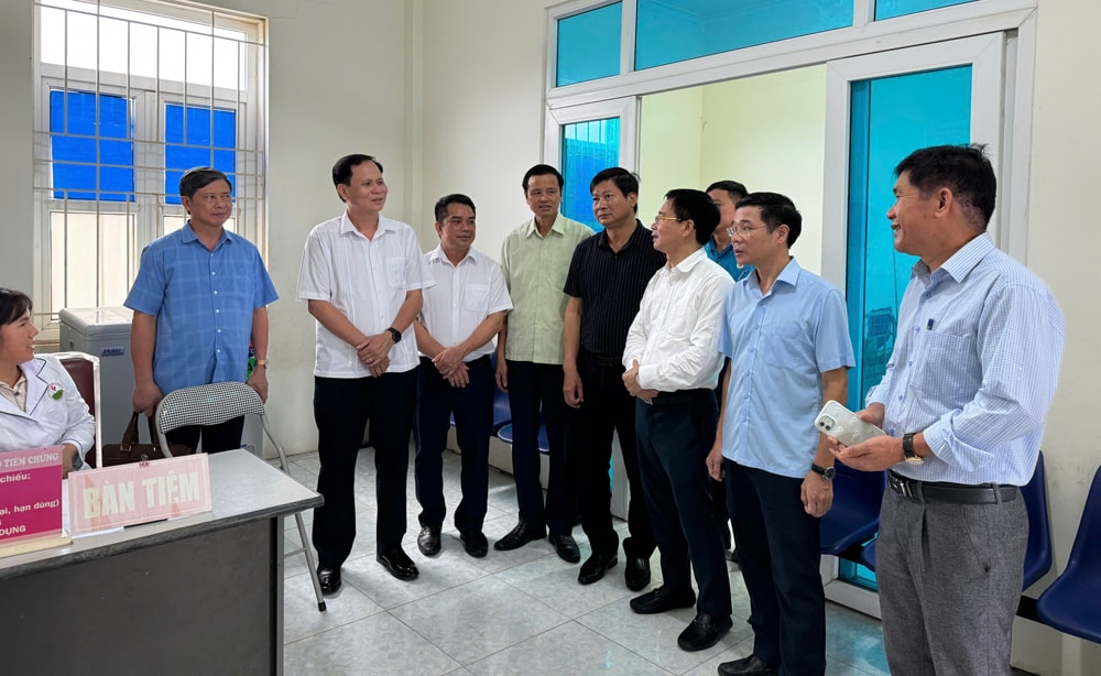 Đoàn giám sát do Phó trưởng Ban Văn hóa - Xã hội HĐND tỉnh Nguyễn Xuân Cư làm Trưởng đoàn giám sát thực tế tại Trạm y tế Đồng Cốc, xã Lục Ngạn.