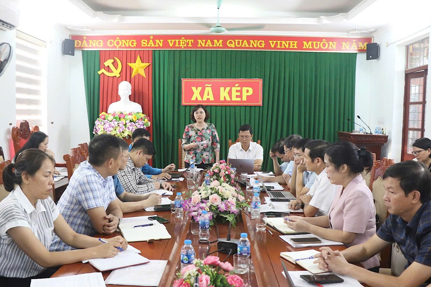 Quang cảnh buổi làm việc tại UBND xã Kép. Ảnh Diệu Hoa
