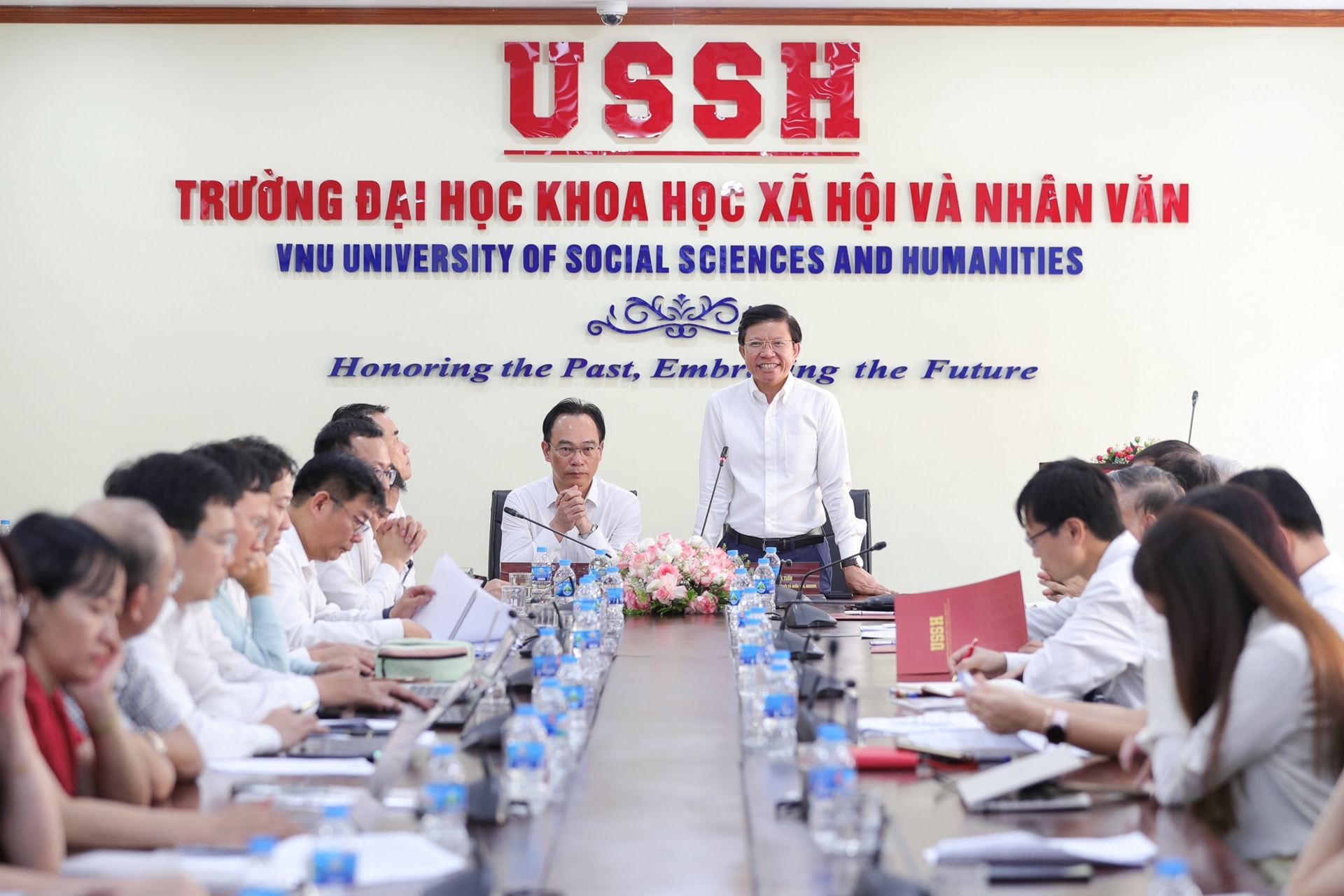 vnu-giam-doc-lam-viec-voi-ussh-19.jpg