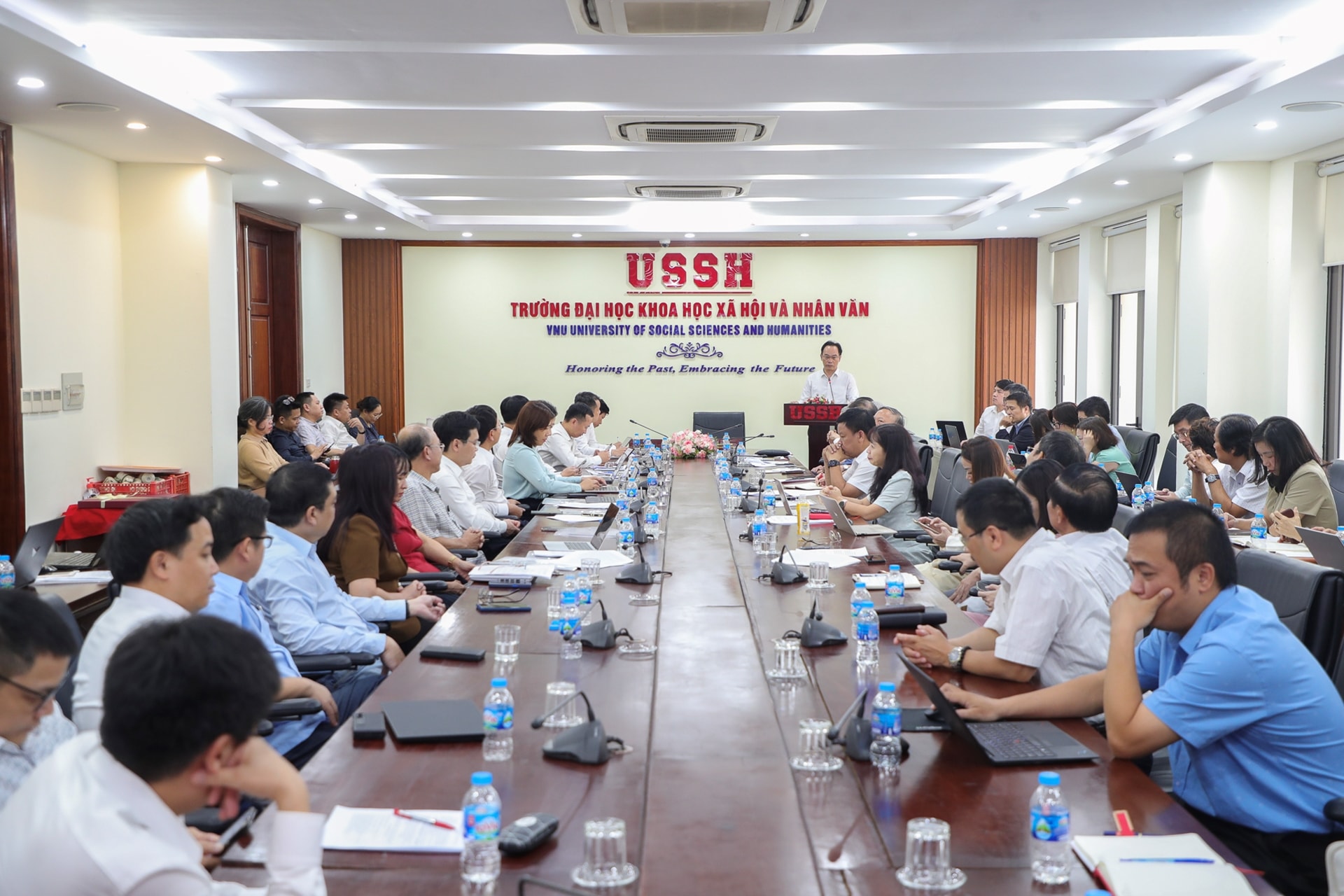 vnu-giam-doc-lam-viec-voi-ussh-32.jpg