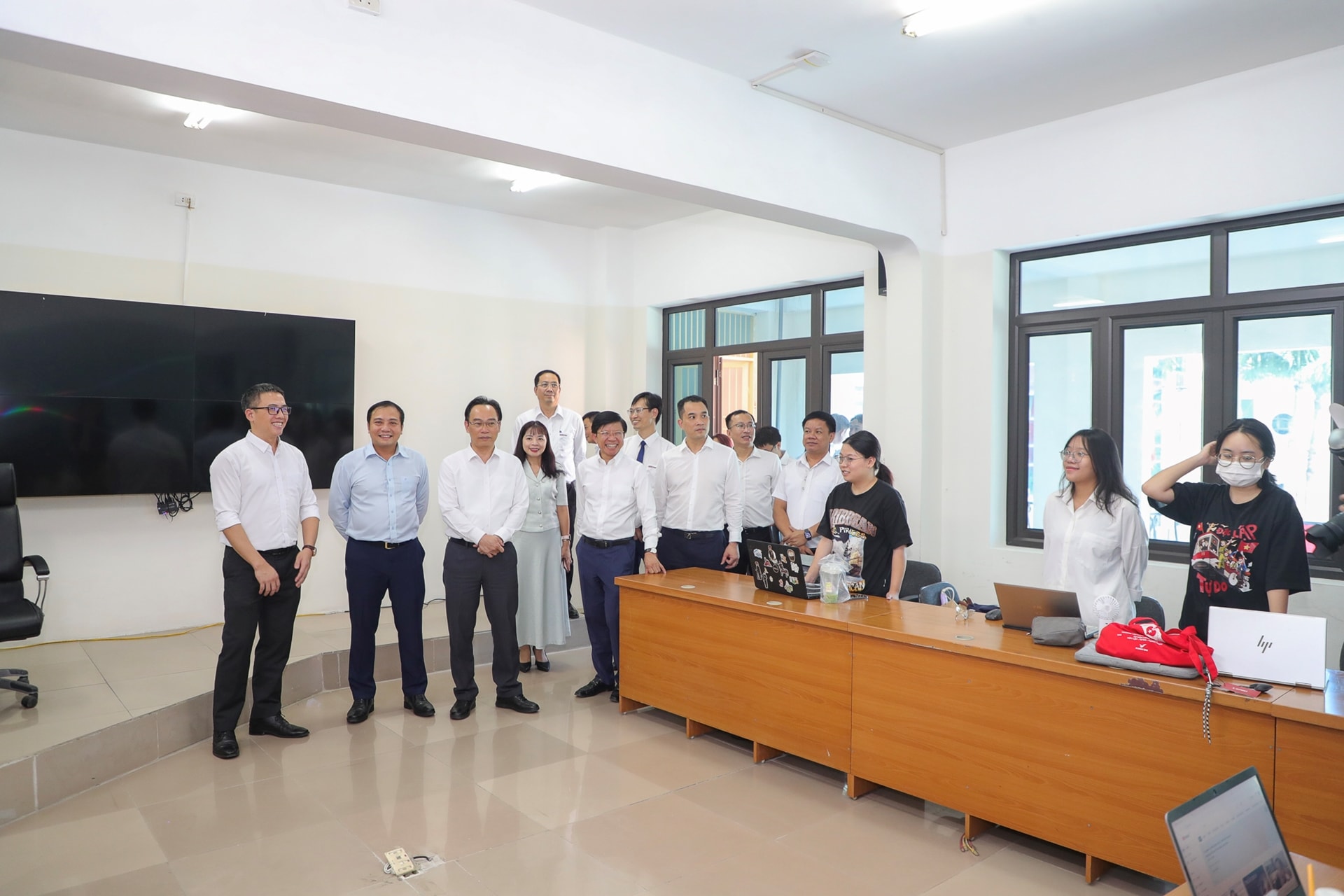 vnu-giam-doc-lam-viec-voi-ussh-4.jpg