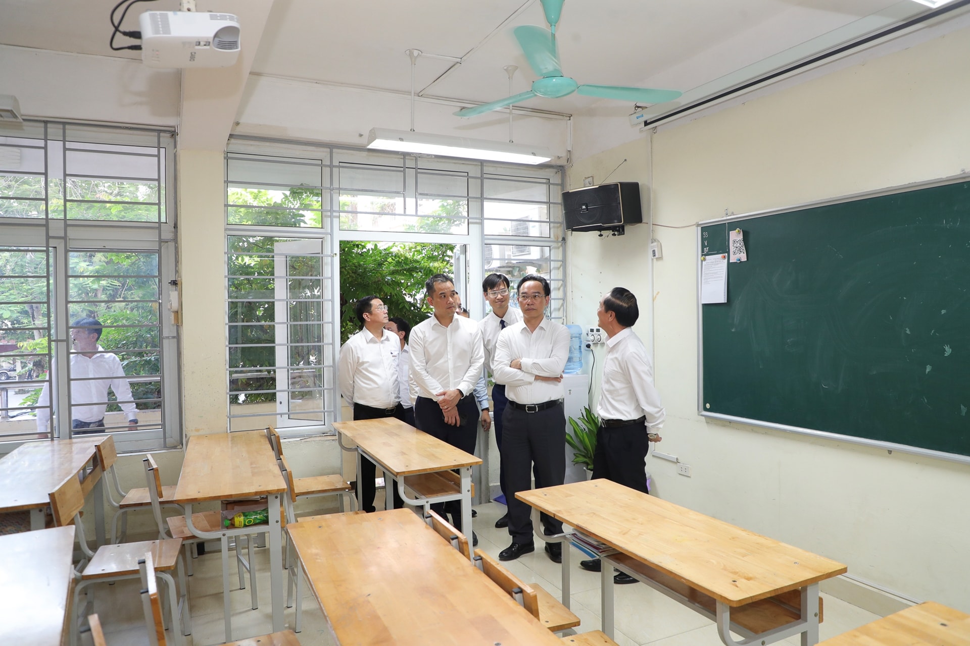 Giám đốc Hoàng Minh Sơn cùng đoàn công tác đi thăm cơ sở vật chất tại Trường Đại học Khoa học Xã hội và Nhân văn.