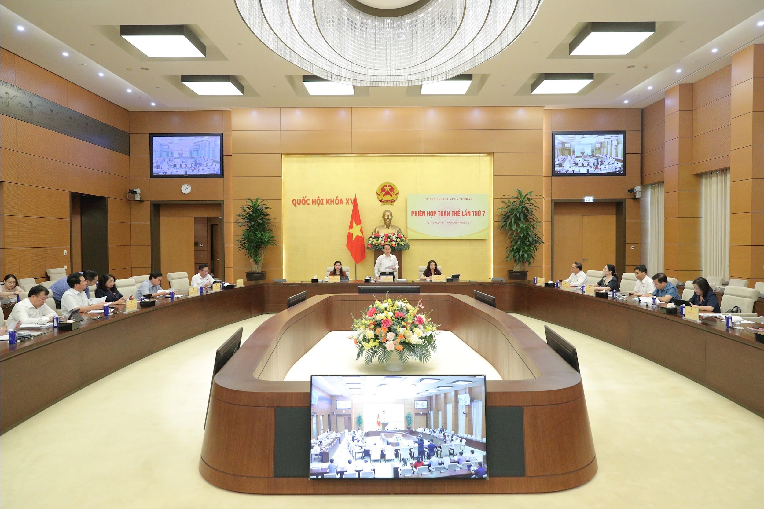 Toàn cảnh