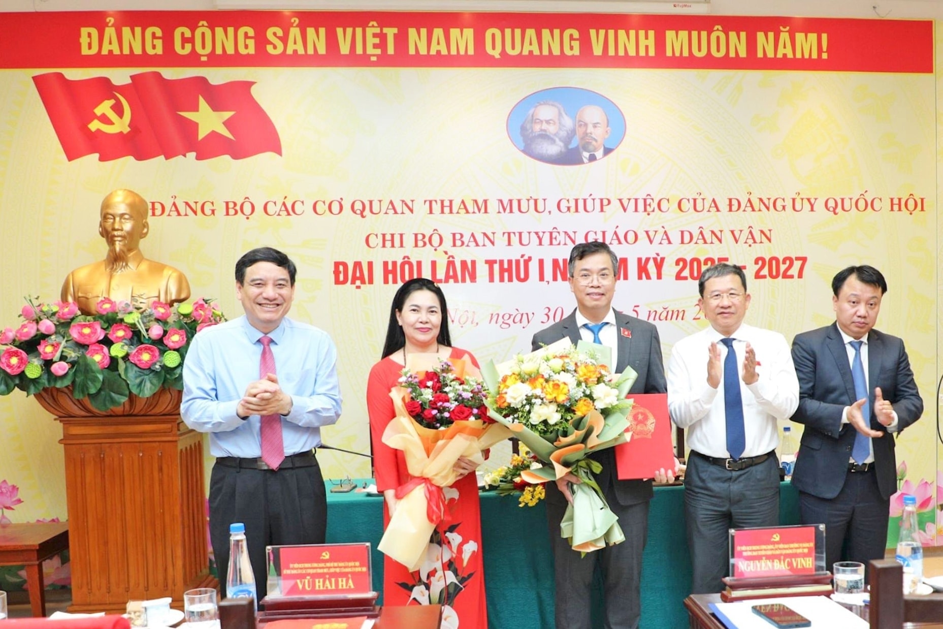 Deputy Secretary of the National Assembly Party Committee, Secretary of the Party Committees of the advisory and support agencies of the National Assembly Party Committee Vu Hai Ha and Member of the Standing Committee of the National Assembly Party Committee, Head of the Propaganda and Education Commission of the National Assembly Party Committee, Chairman of the Committee for Culture and Social Affairs Nguyen Dac Vinh presented flowers and congratulated the Party Cell of the Propaganda and Education Commission for the term 2025 - 2027. Photo: Khanh Duy