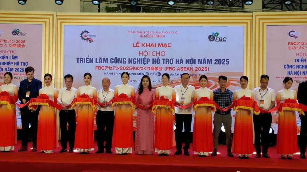 ha-noi-khai-mac-hoi-cho-trien-lam-cong-nghiep-ho-tro-nam-2025_68cbad9f37d09.jpg