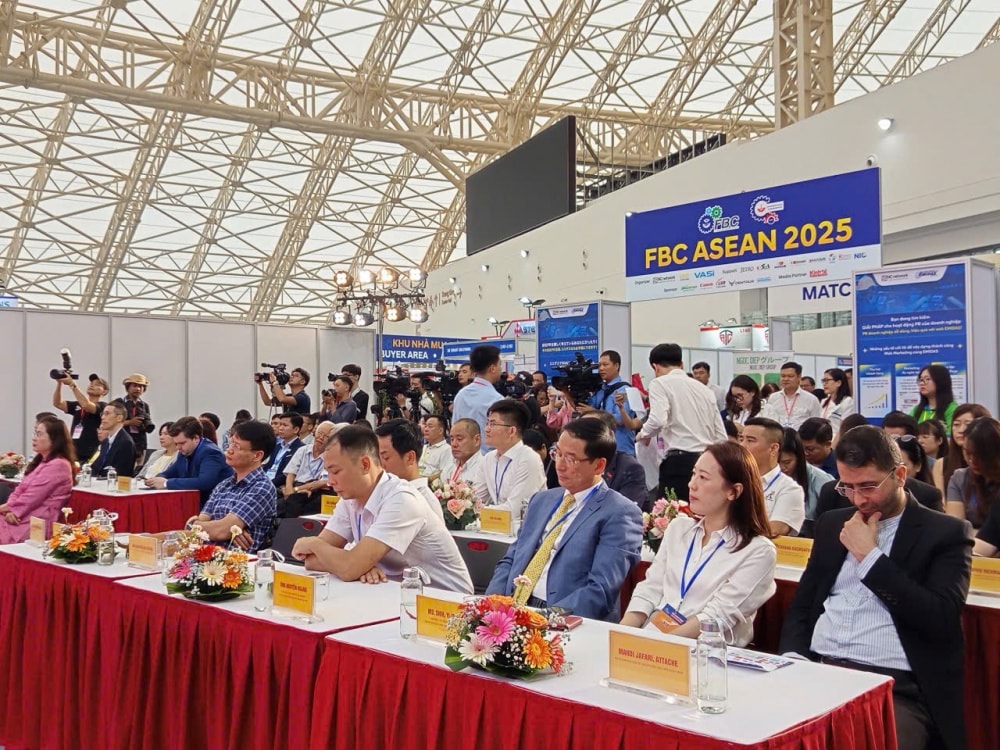 ha-noi-khai-mac-hoi-cho-trien-lam-cong-nghiep-ho-tro-nam-2025_68cbadea65fd6.jpg