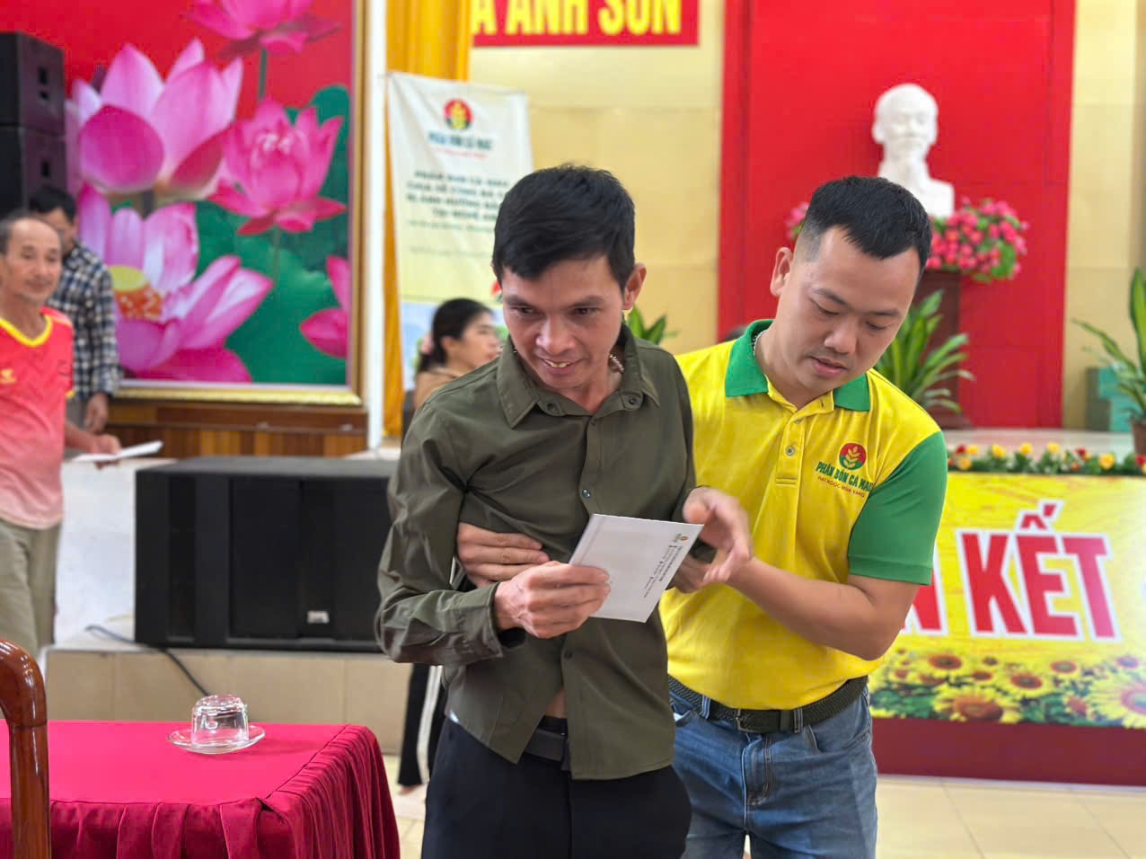 Người dân vui mừng khi được nhận món quà từ PVCFC