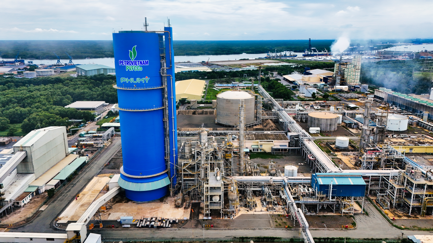 Nhà máy đạm Phú Mỹ là công trình khâu sau đầu tiên của Petrovietnam.