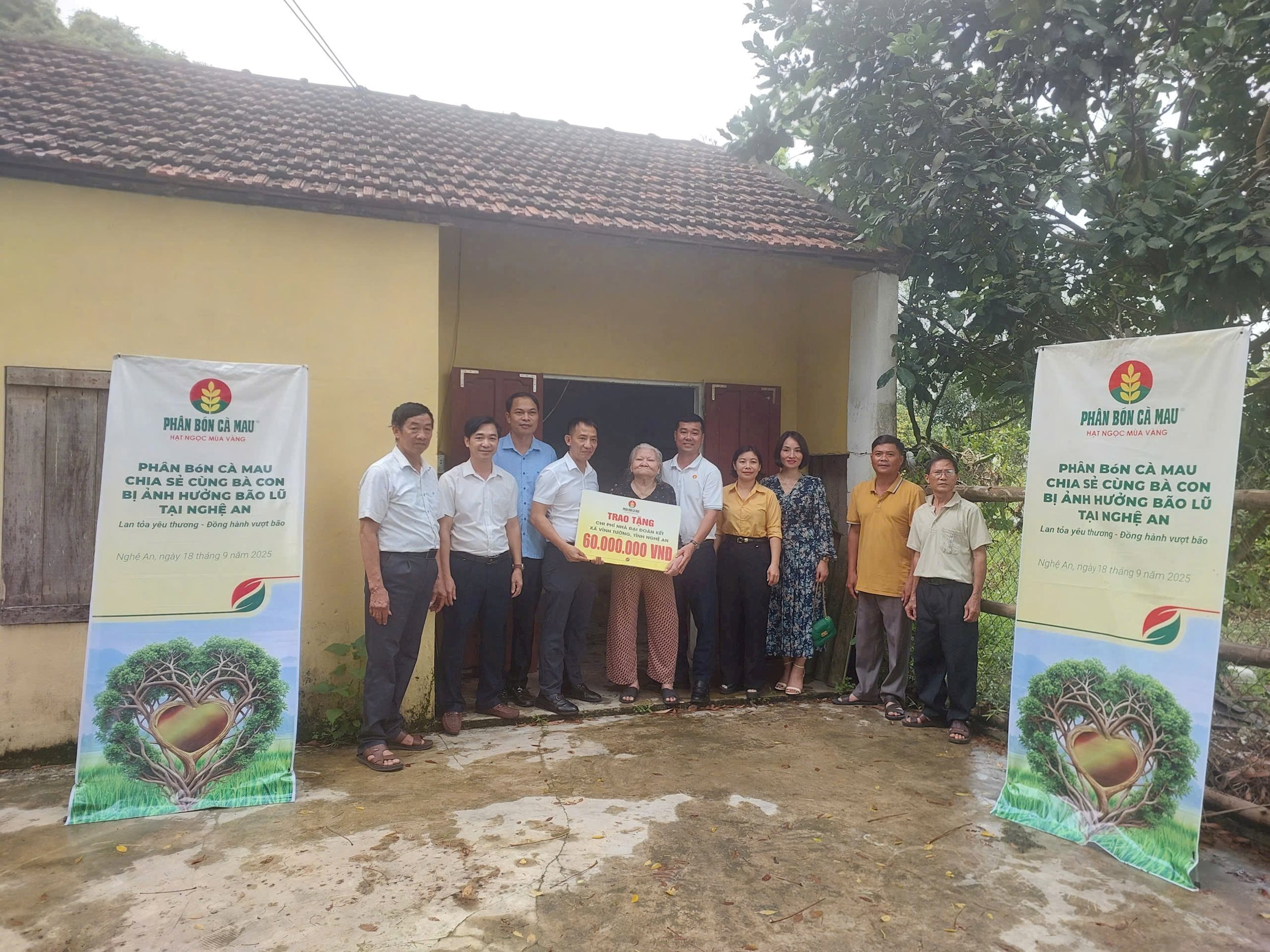 PVCFC trao tặng kinh phí xây dựng nhà Đại đoàn kết cho cụ bà Lê Thị Mạch