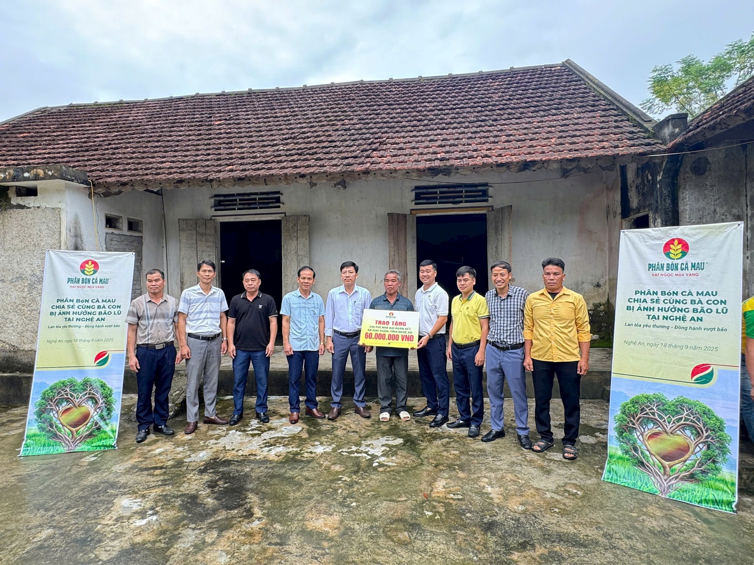 PVCFC trao tặng kinh phí xây dựng nhà Đại đoàn kết cho gia đình ông Đoàn