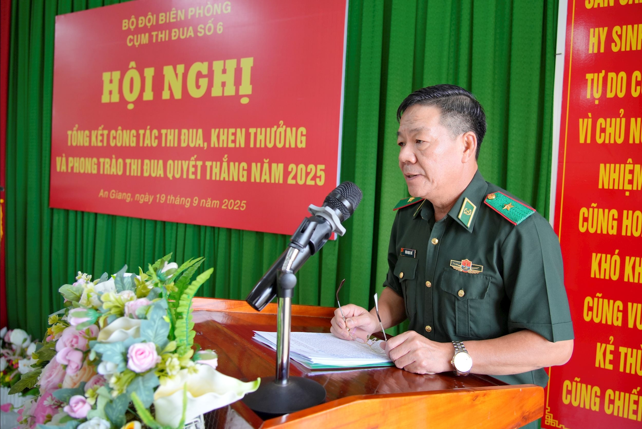 Thiếu tướng Văn Ngọc Quế, phó Chủ nhiệm chính trị BĐBP nhận xát, đánh giá ưu khuyết điểm của các đơn vị