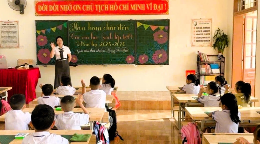 Cô trò Trường Tiểu hoc - Trung học cơ sở Chiềng Xôm, Phường Chiềng An, trong ngày khai giảng năm học mới 2025 - 2026