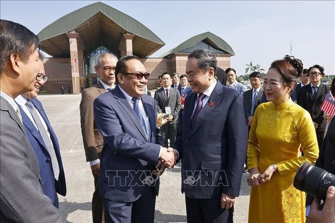 President of the Senate Dato' Awang Bemee Awang Ali Basah sees off National Assembly Chairman Tran Thanh Man and his spouse (Photo: VNA)