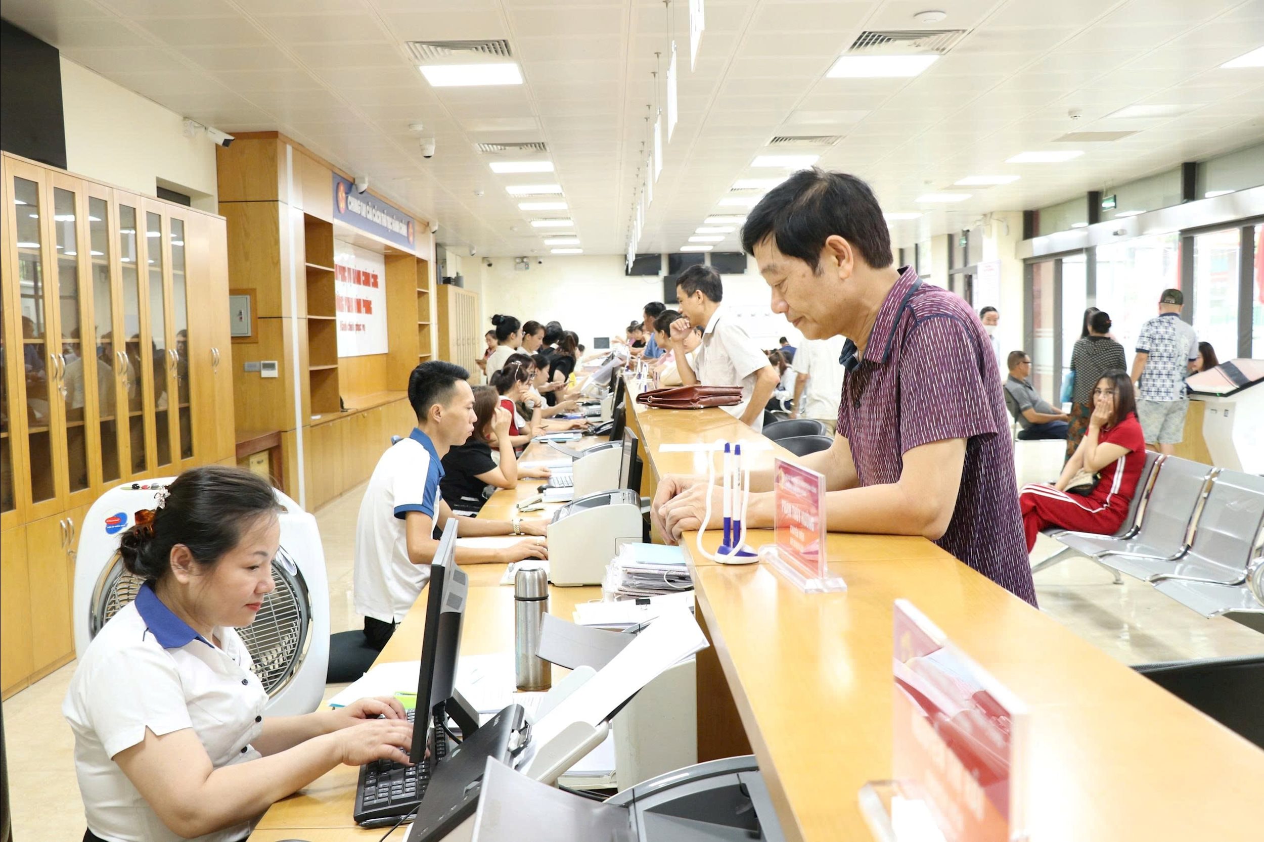 Orang ramai yang datang untuk mengendalikan prosedur pentadbiran di Pusat Perkhidmatan Pentadbiran Awam Wad Phan Dinh Phung dibimbing dengan penuh semangat dan bertimbang rasa.
