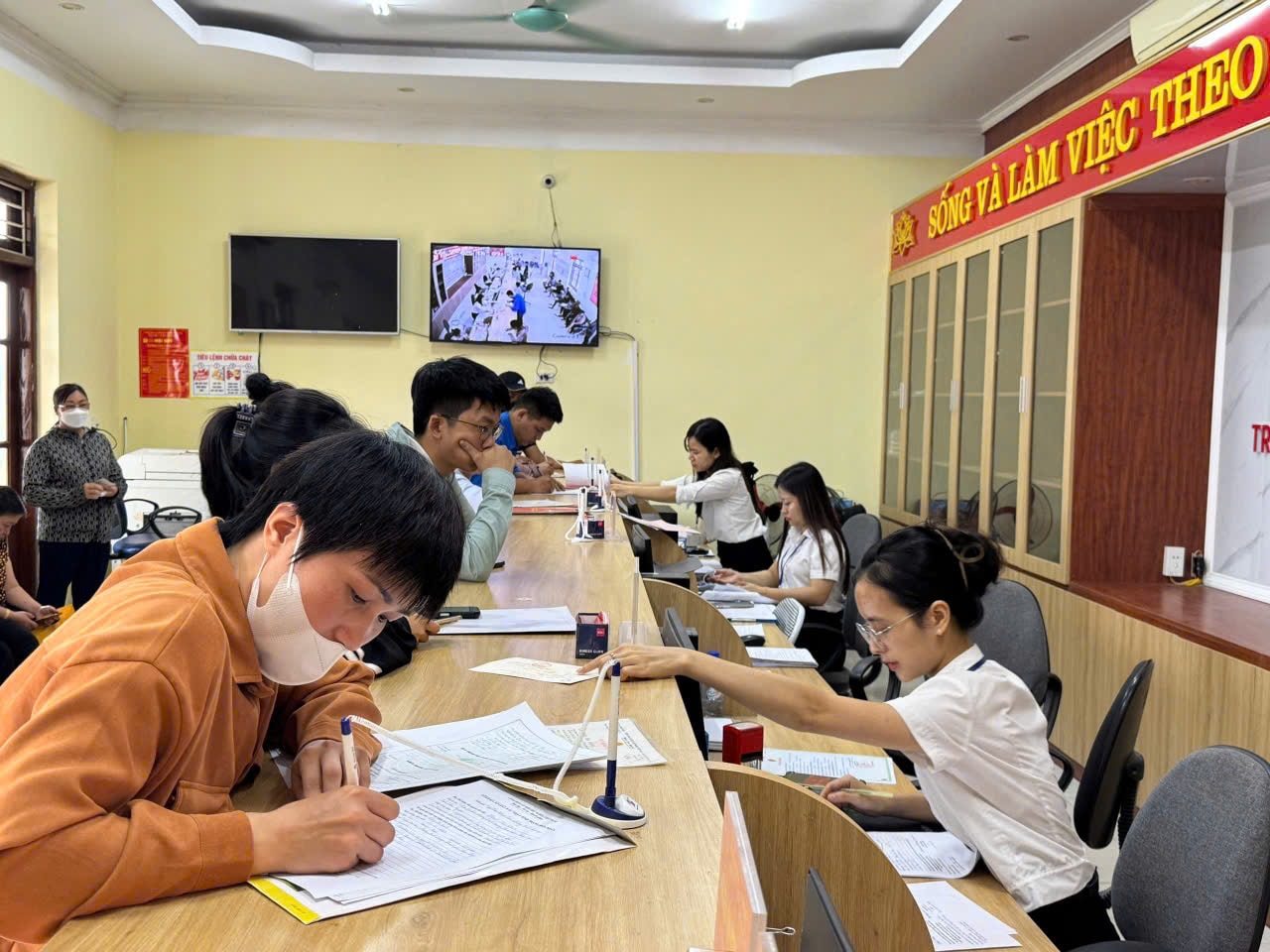 ປະຊາຊົນປະຕິບັດລະບຽບການບໍລິຫານຢູ່ສູນບໍລິການບໍລິຫານສາທາລະນະເມືອງບັກກວາງ.