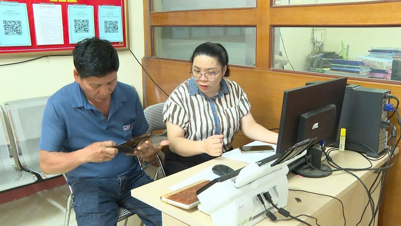 ພະນັກງານຂອງສູນບໍລິການການບໍລິຫານສາທາລະນະແນະນໍາພົນລະເມືອງໃນການຕິດຕັ້ງຊອບແວແລະລົງທະບຽນສໍາລັບການແກ້ໄຂຂັ້ນຕອນການບໍລິຫານ.