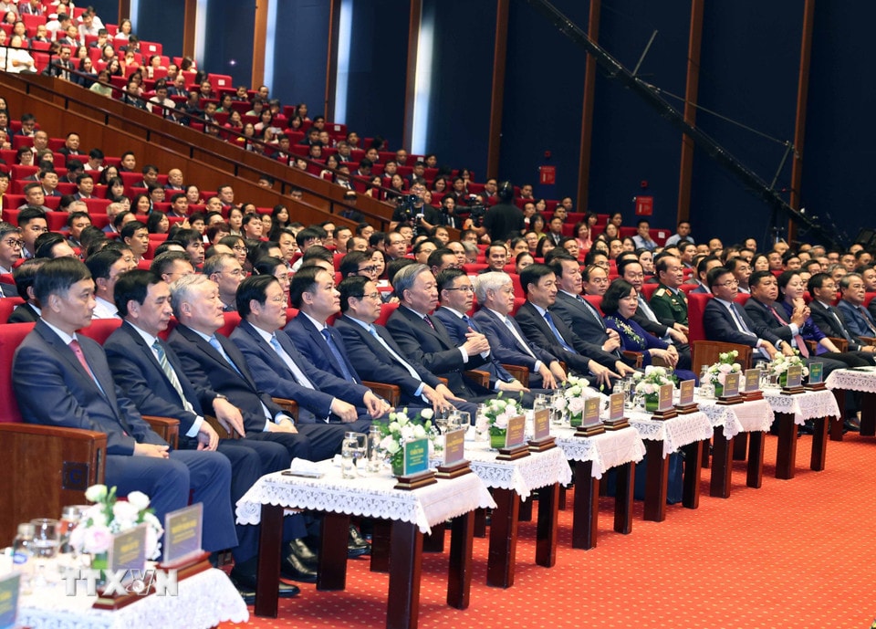 Tổng Bí thư Tô Lâm và các đại biểu dự kỷ niệm 50 năm Ngày thành lập Tập đoàn Công nghiệp- Năng lượng Quốc gia Việt Nam. (Ảnh: Thống Nhất/TTXVN)