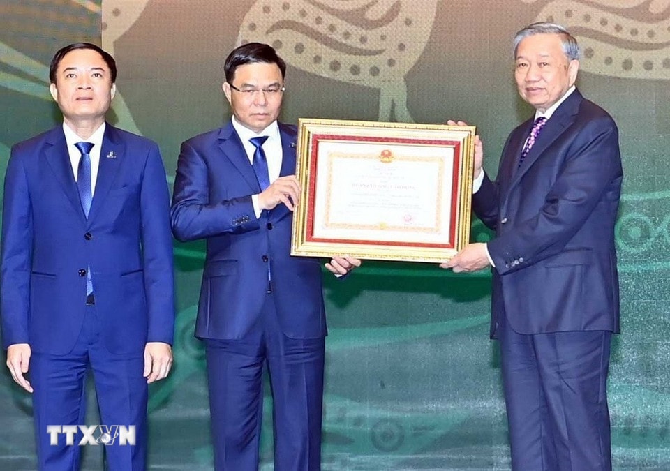 Tổng Bí thư Tô Lâm trao Huân chương Lao động hạng Nhất tặng Tập đoàn Công nghiệp-Năng lượng Quốc gia Việt Nam. (Ảnh: Thống Nhất/ TTXVN)