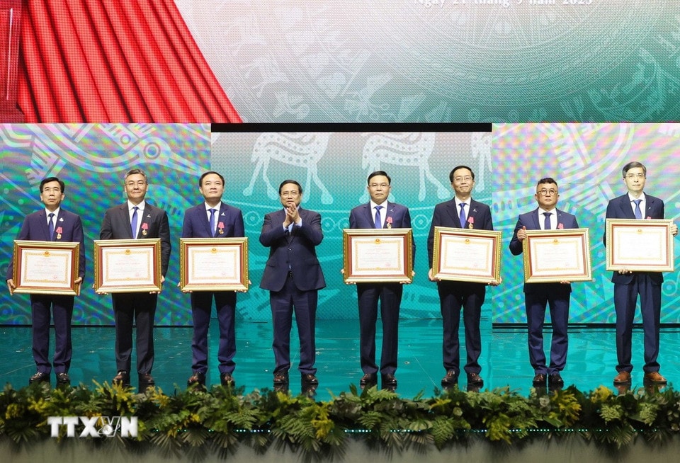 Thủ tướng Phạm Minh Chính trao tặng Huân chương Lao động các hạng Nhất, Nhì, Ba cho các cá nhân. (Ảnh: Thống Nhất/TTXVN)