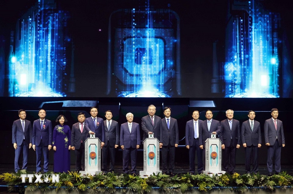 Tổng Bí thư Tô Lâm và các đồng chí lãnh đạo Đảng, Nhà nước thực hiện nghi thức khởi động chương trình Stem Innovation Petrovietnam. (Ảnh: Thống Nhất/TTXVN)