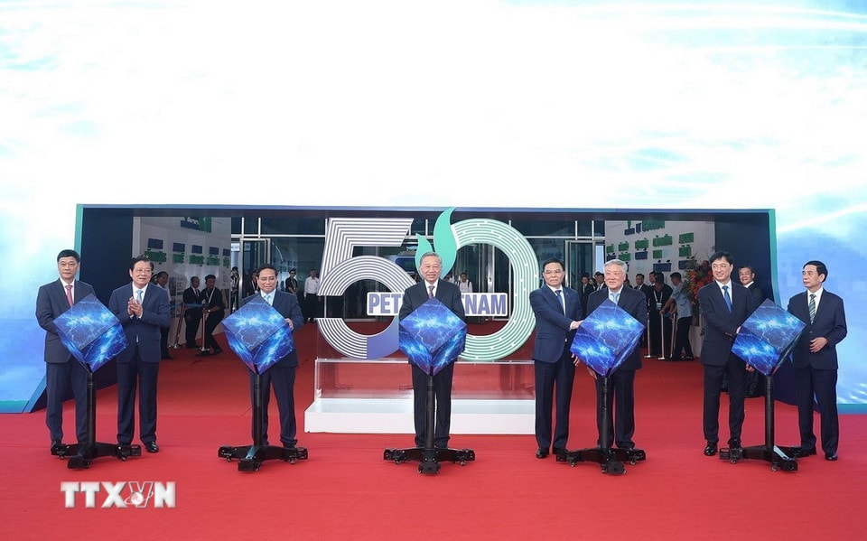 Tổng Bí thư Tô Lâm, Thủ tướng Phạm Minh Chính và các đồng chí lãnh đạo Đảng, Nhà nước thực hiện nghi thức khai mạc triển lãm thành tựu khoa học công nghệ. (Ảnh: Thống Nhất/TTXVN)