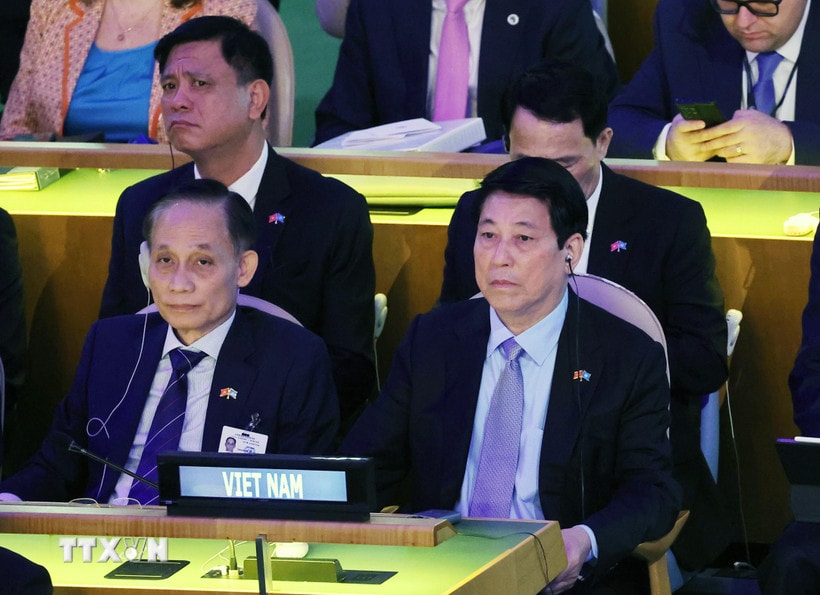Chủ tịch nước Lương Cường và Quyền Bộ trưởng Ngoại giao Lê Hoài Trung dự Phiên họp cấp cao Kỷ niệm 80 năm thành lập Liên hợp quốc. (Ảnh: Lâm Khánh/TTXVN)