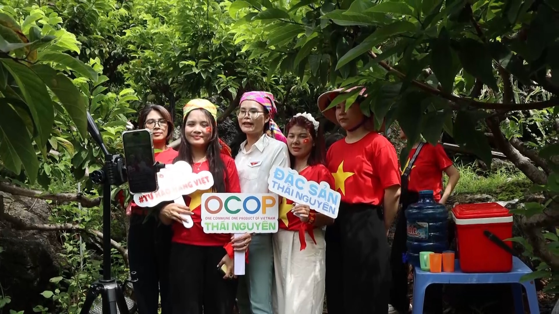 Bài cuối. Ảnh 1. Phiên Livestream được thực hiện ngay tại vườn na của các HTX trên địa bàn xã Võ Nhai, xã La Hiên