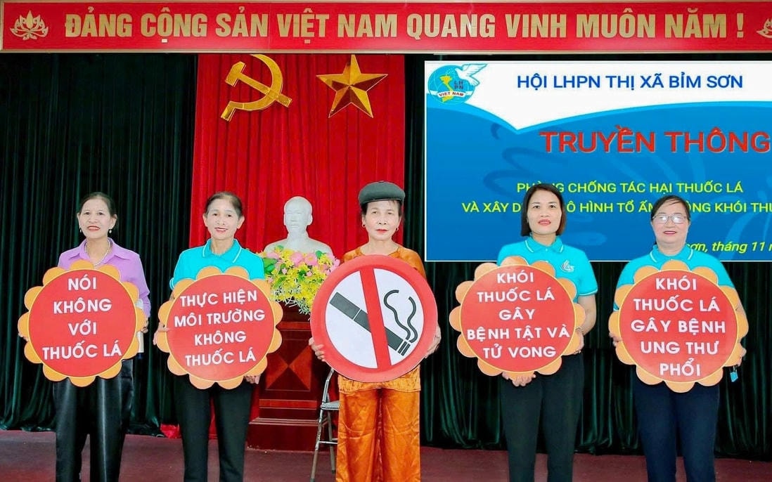 Các thành viên câu lạc bộ “Gia đình có sức khỏe, không khói thuốc” (Bỉm Sơn, Thanh Hóa) biểu diễn tiểu phẩm tuyên truyền về tác hại của thuốc lá. Ảnh: PV 