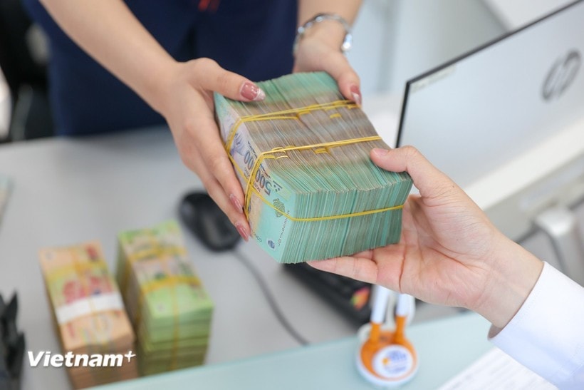 Circular 27, comprising 13 articles, details criteria and methods for assessing money laundering risks among reporting entities; and procedures for managing risks and classifying customers according to levels of money laundering risk; among other provisions. (Photo: VNA)