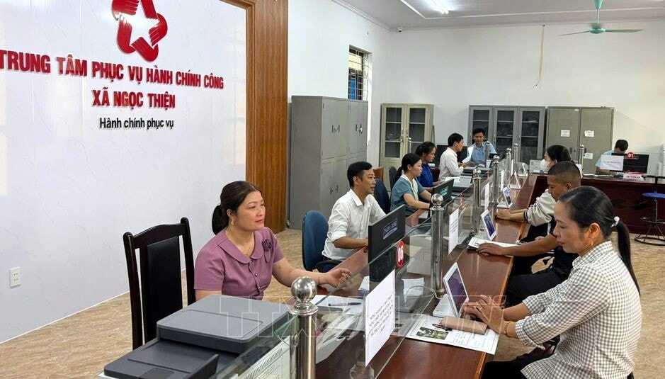 Người dân đến làm thủ tục hành chính tại Trung tâm phục vụ hành chính công xã Ngọc Thiện, tỉnh Bắc Ninh. Ảnh Đồng Thúy