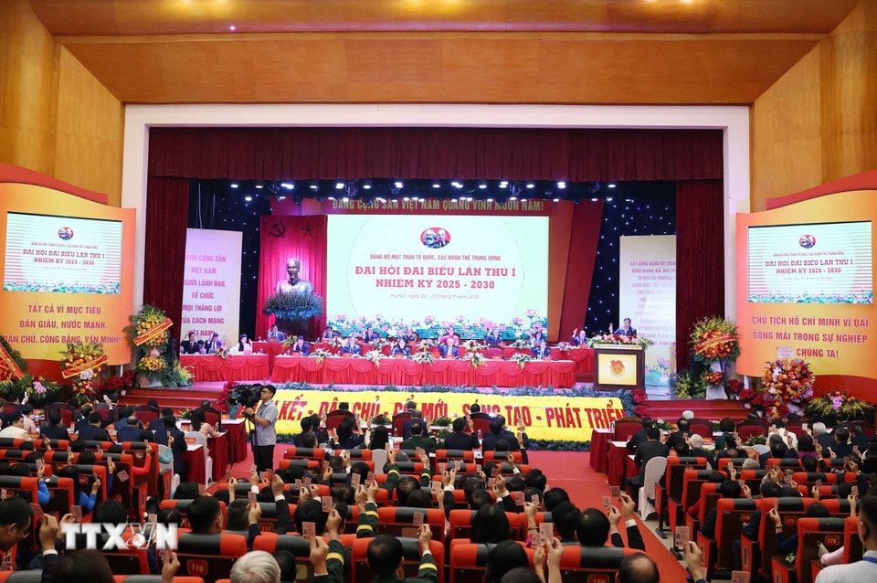 Các đại biểu biểu quyết tại đại hội. (Ảnh: Thống Nhất/TTXVN)