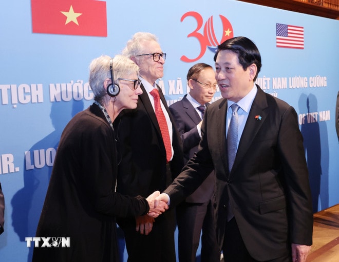 Chủ tịch nước Lương Cường gặp gỡ những người bạn, nhân dân tiến bộ Hoa Kỳ. (Ảnh: Lâm Khánh/TTXVN) ttxvn-chu-tich-nuoc-luong-cuong-gap-go-nhung-nguoi-ban-hoa-ky-8290238-7.jpg